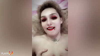 Den Ivan Helsing fiert schwéier e sexy Vampir a kënnt op hirem Arsch
